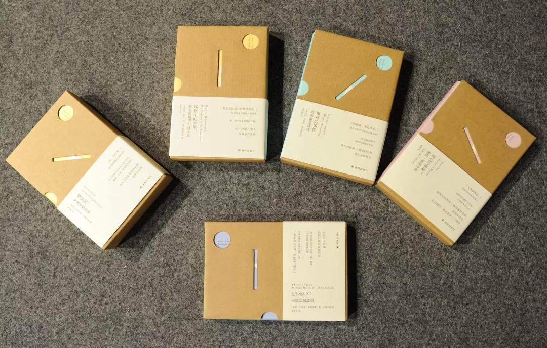 在秋天，向着美好时光，我伸出双手