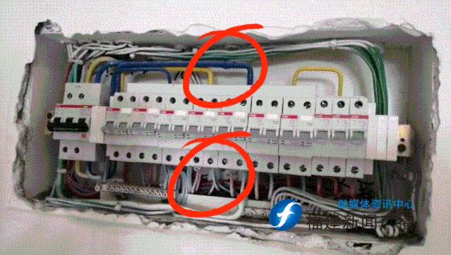 保利精装房交付，业主：护栏用胶水粘，墙面喷水柱，还有意想不到的诸多问题「新闻三剑客」