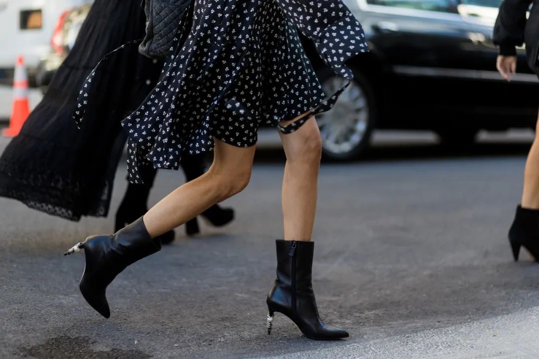 同样的预算买二手车还是新车,爆款靴子和小众靴哪个好