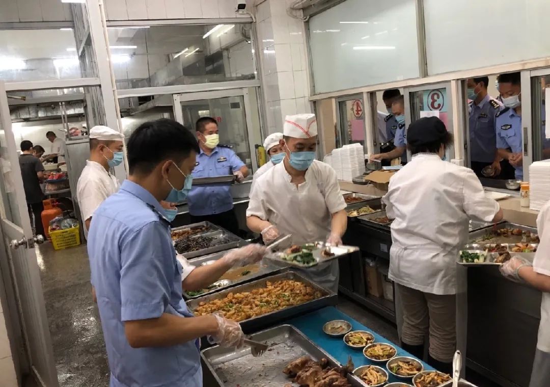 【青年民警微视角】为了奋战的战友，他每天前送数以吨计的“温暖”——走进青年民警李汝芹的一天