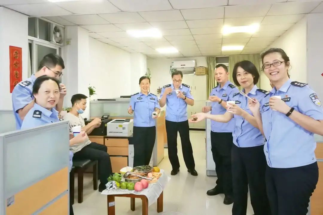【青年民警微视角】为了奋战的战友，他每天前送数以吨计的“温暖”——走进青年民警李汝芹的一天