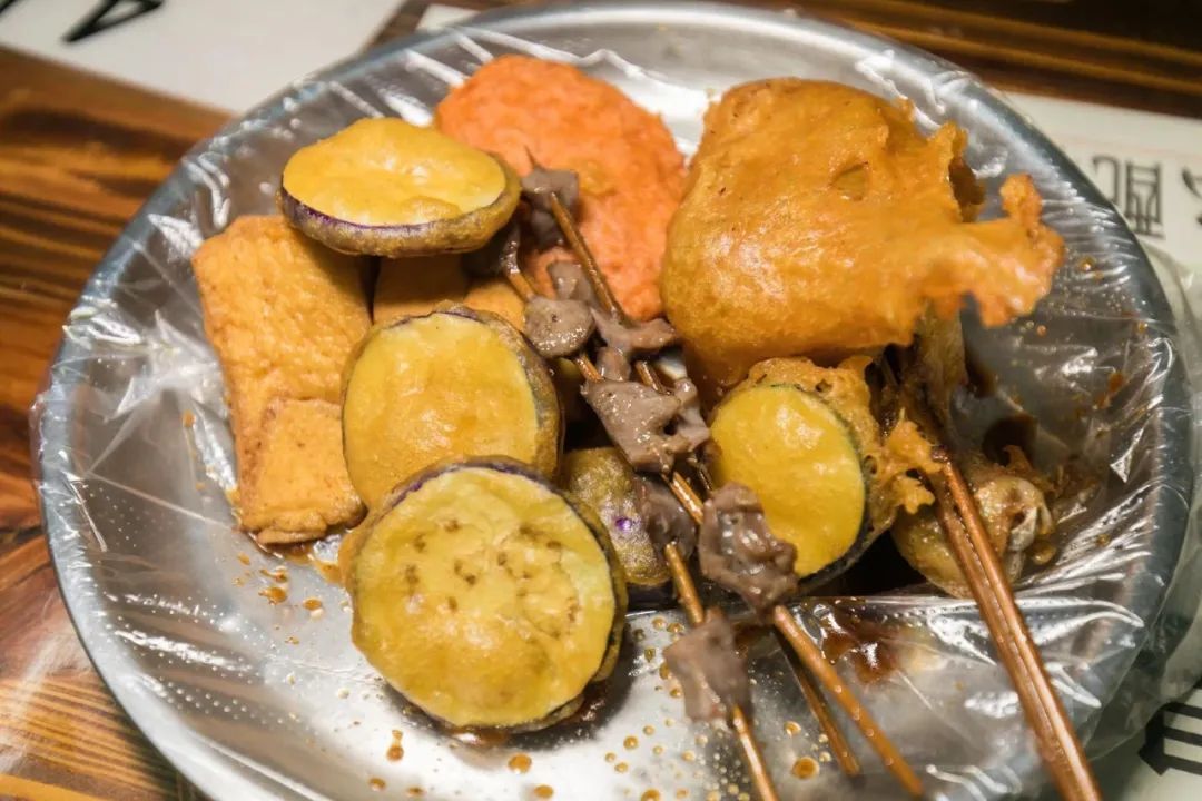 覆盖5个区，这7家“又小又旧”的炸串店，抚慰了不少深夜打工人