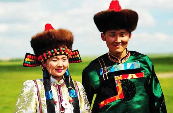 蒙古族的特色服饰图片,蒙古草原风情服饰