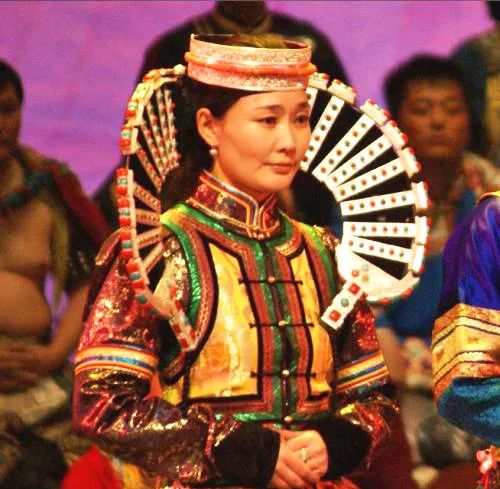 蒙古族的特色服饰图片,蒙古草原风情服饰