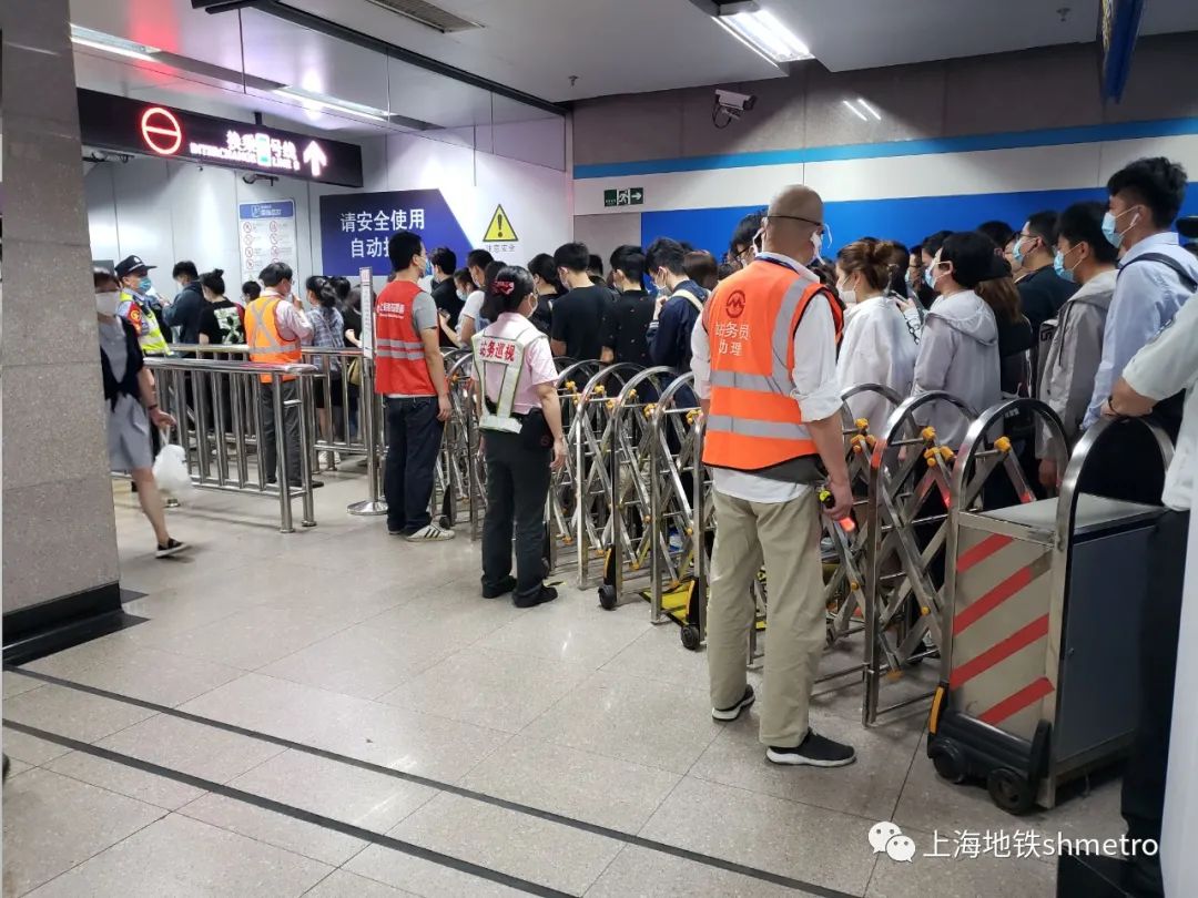 虹口足球场8号线换乘3号线,虹口足球场扶梯