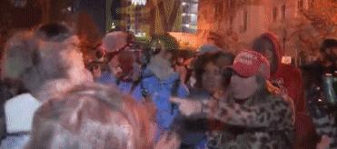 大批特朗普支持者正在进军华盛顿,特朗普的支持者们高声欢呼