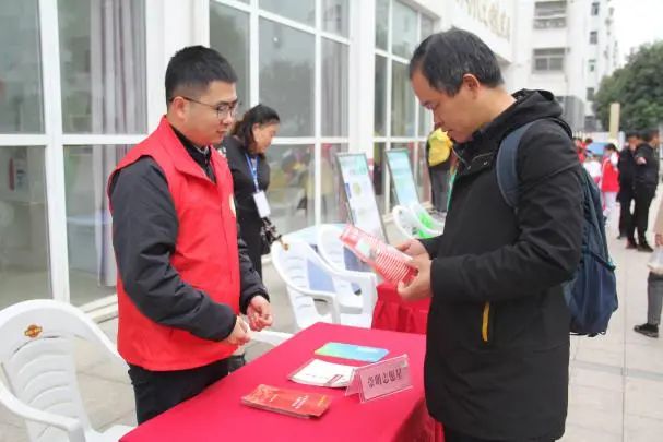 新时代文明实践志愿服务集市开集,新时代文明实践志愿服务授旗仪式