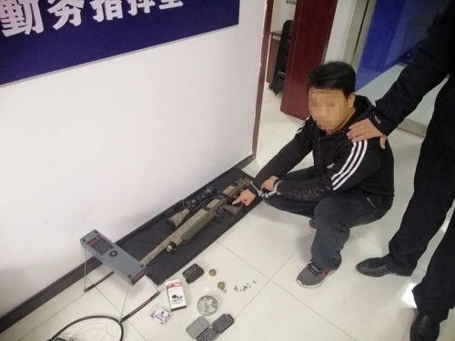 男子用气枪打猎被警察抓住,男子拿气枪进公安局上交吓坏民警