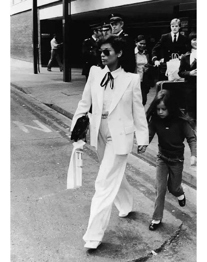 不要修掉我的皱纹完整版,咏梅别把我的皱纹修平了怎么评价