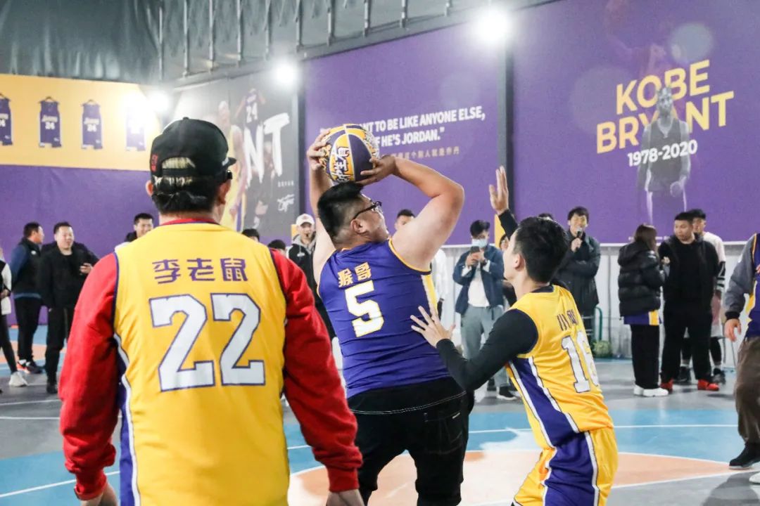 猴哥痞幼上车,猴哥痞幼走红毯