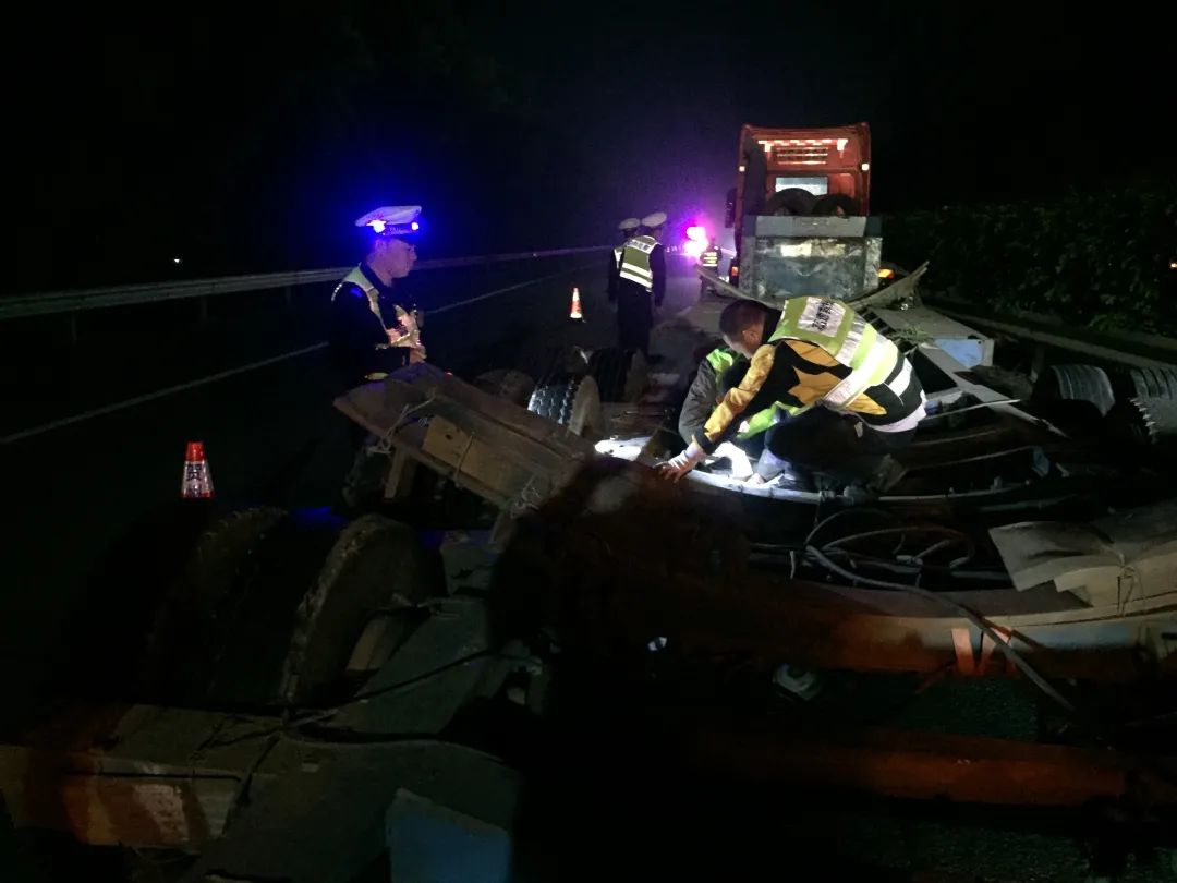 大货车侧翻有多危险,违停避险车道造成货车侧翻