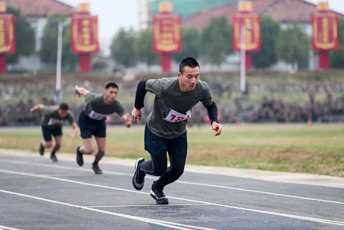 寒风中的他们完整版,寒风中他们一直在坚守