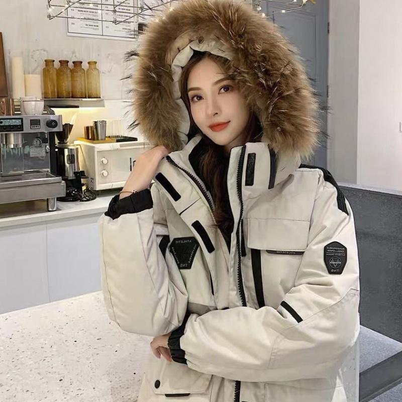 羽绒服千万别乱买这样穿又暖又美,羽绒服穿大的暖还是贴身的暖