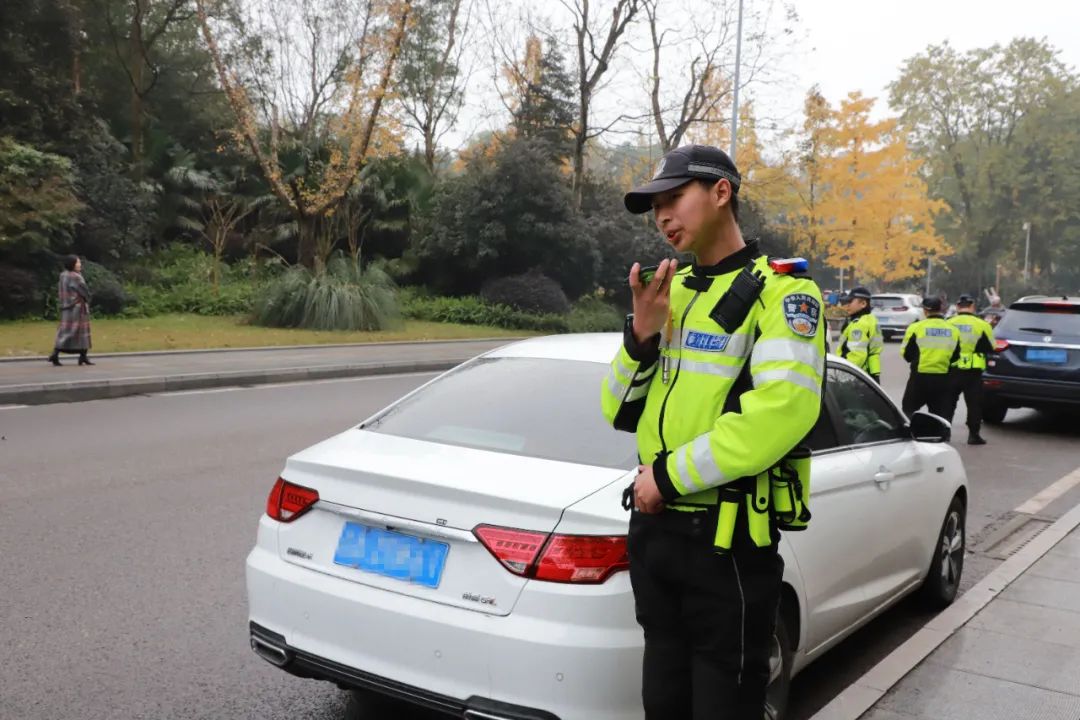 联合执法，还路于民︱整治凤凰城小区周边违停乱象！