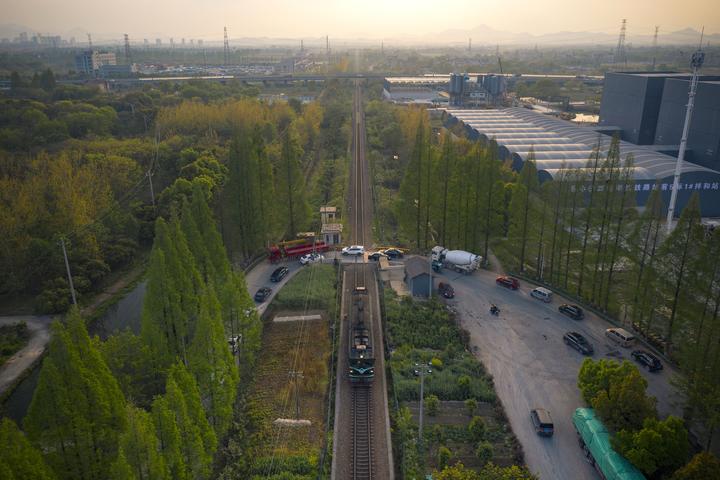 49岁的仓前火车站挥手谢幕它有杭州市区罕见的铁路道口