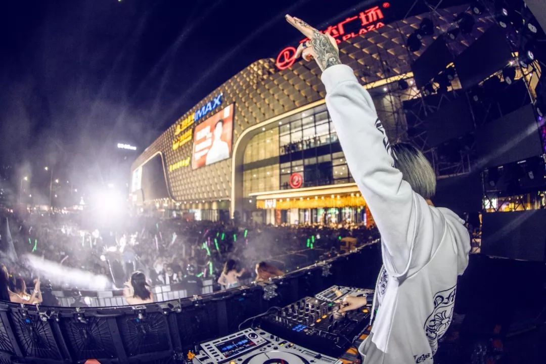 嗨爆全城！看神秘女星！乘免费直升机！这家商场周年庆福利大派送啦