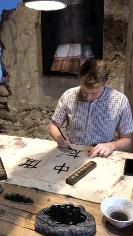 差别在哪？丽水普通山里农耕，却被俄罗斯小伙过成“田园诗”，获赞千万