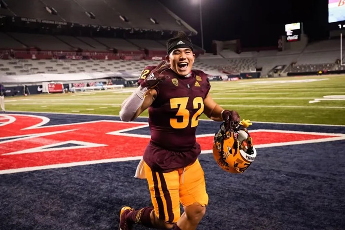 美国大学橄榄球赛场上的韶关少年｜前线