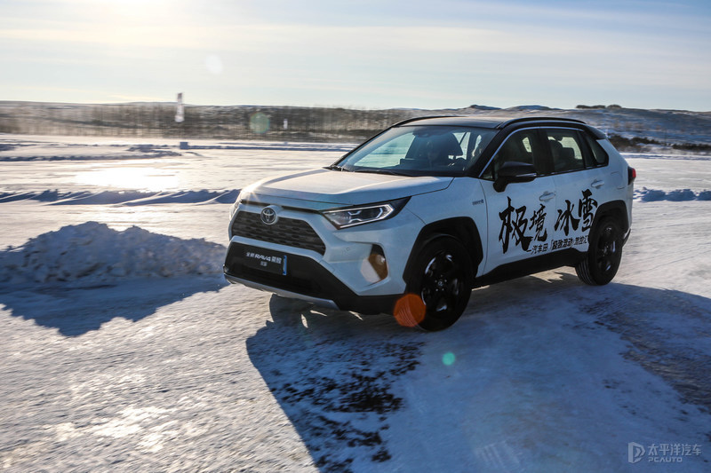 在冰天雪地里飙车,在冰路上飙车