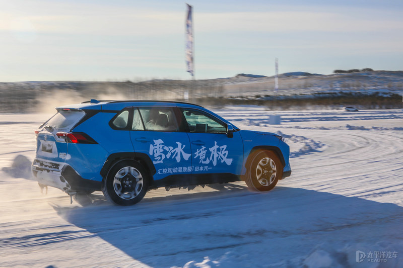 在冰天雪地里飙车,在冰路上飙车
