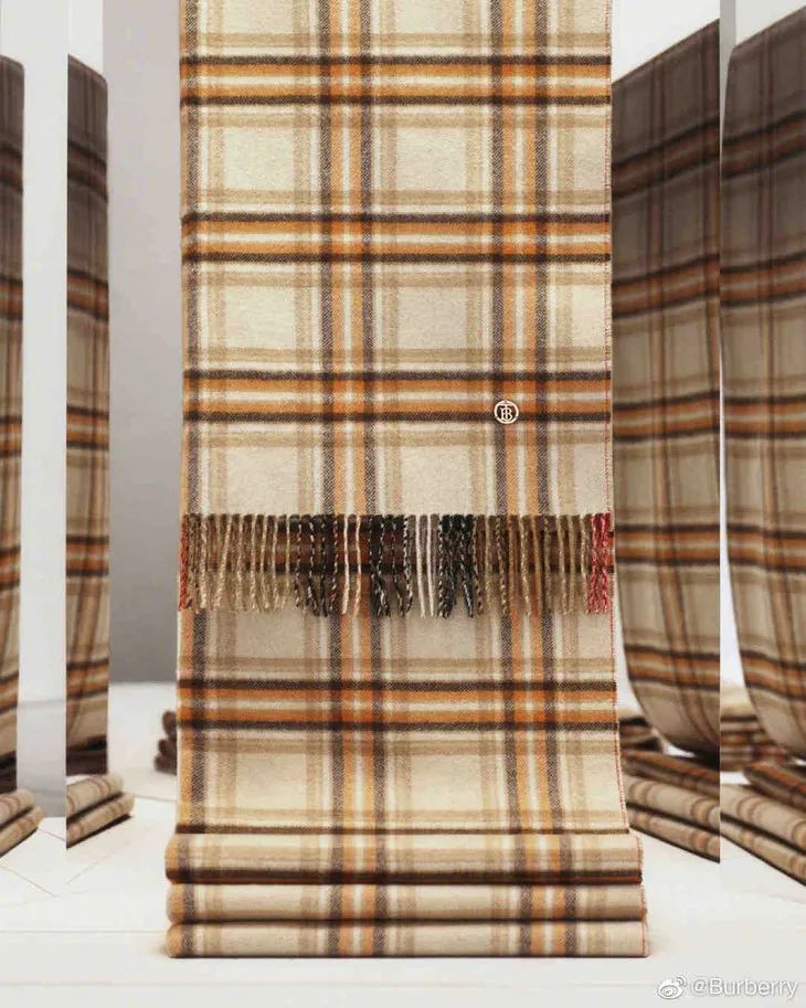 配饰狂|程潇的大牌围巾，logo特大但不显老