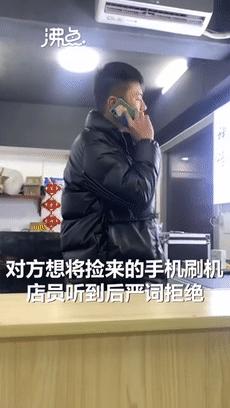 “做回好人吧”，店主拒绝给捡到的手机刷机，网友狂赞