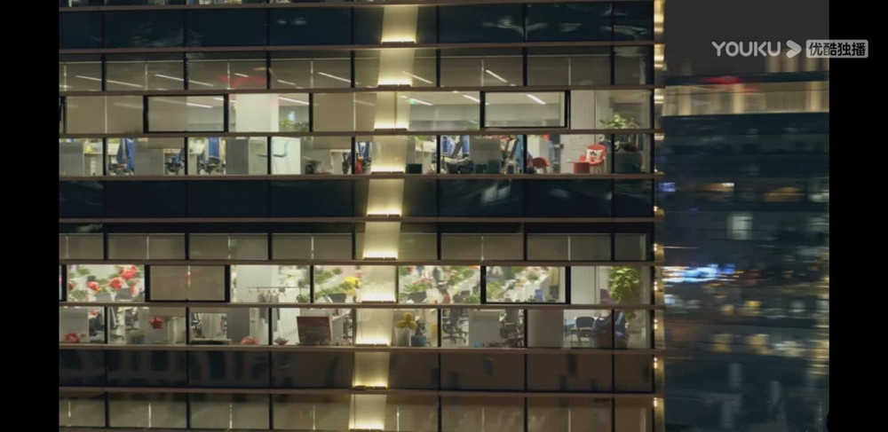 《紧急公关》热度攀升成都街景刷屏