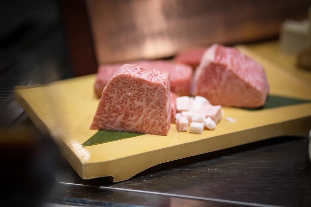 胶水粘的牛排,10块钱一块的圆形牛排