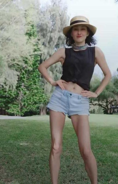 47岁牛莉秀马甲线,47岁牛莉晒素颜照马甲线太瞩目