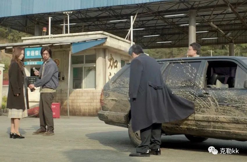 纠结大衣是选黑色还是驼色,纠结买大衣好还是羽绒服好