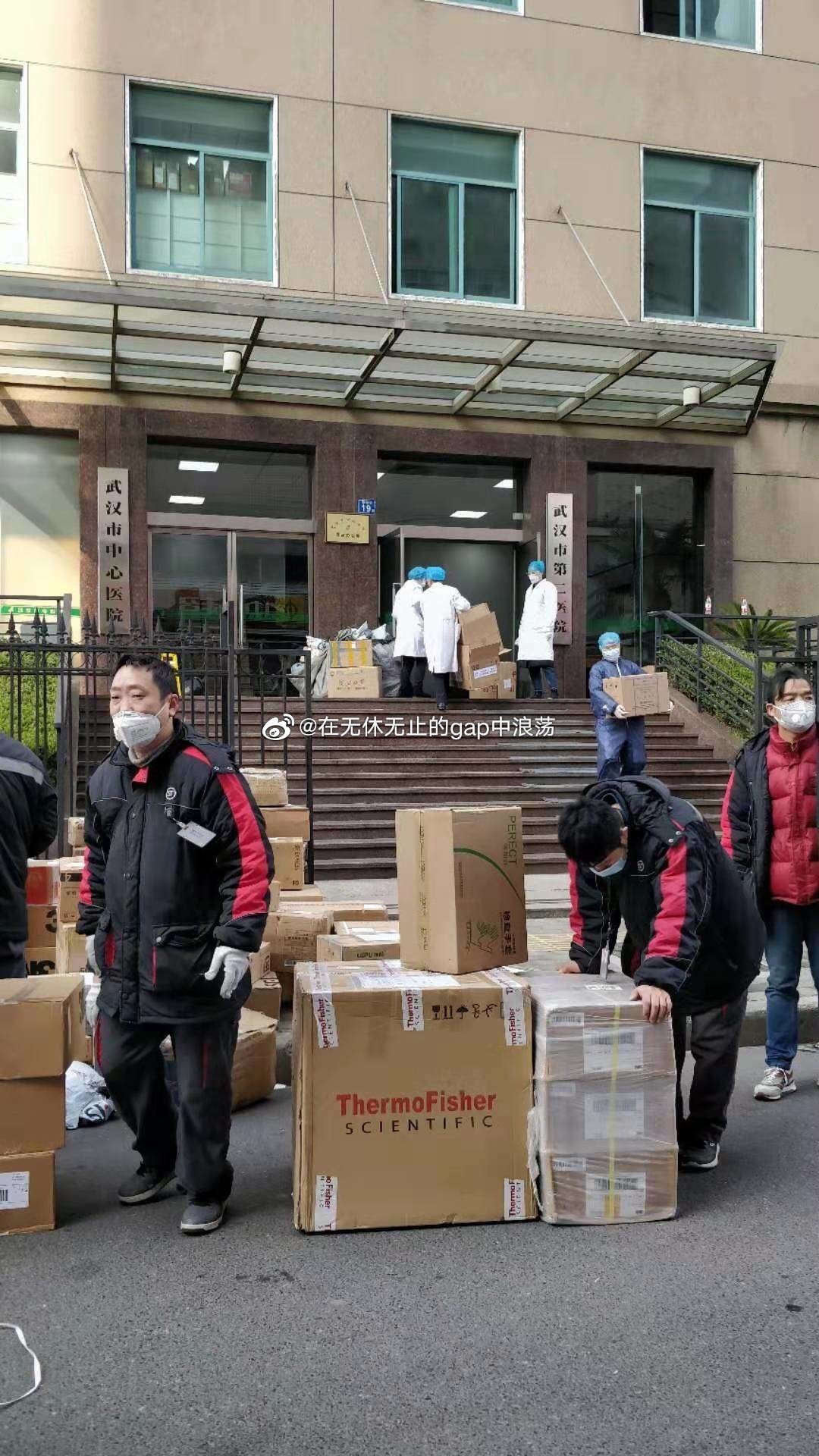 网友为周通鸣不平：无私为抗疫捐资，现在却遭如此对待？