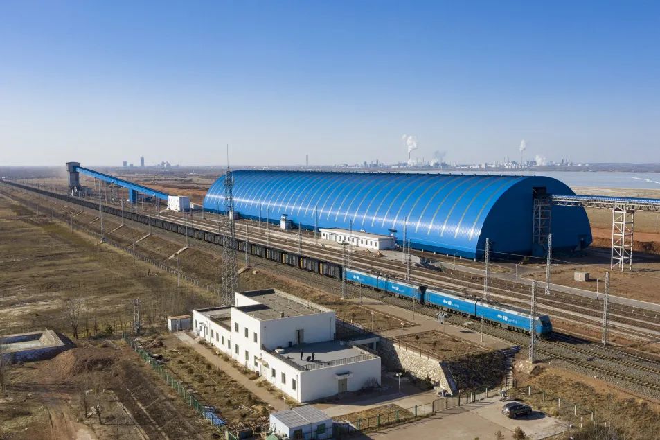 快看！内蒙古这个火车站可看到两列火车同时同方向并行