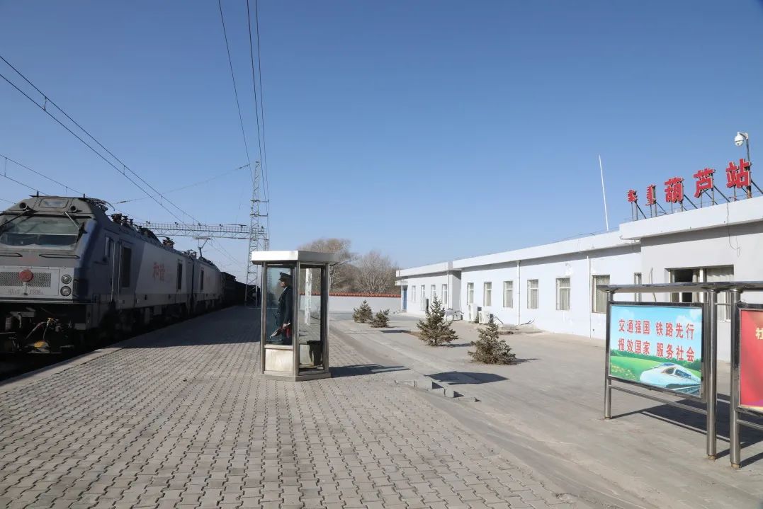 快看！内蒙古这个火车站可看到两列火车同时同方向并行