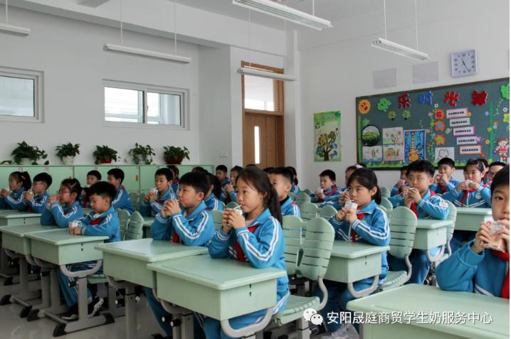 学生奶跟普通奶有区别吗,学生奶和纯牛奶是一样的吗