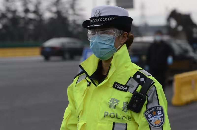公安交警三八节女民警事迹 (青岛最美交警女警)