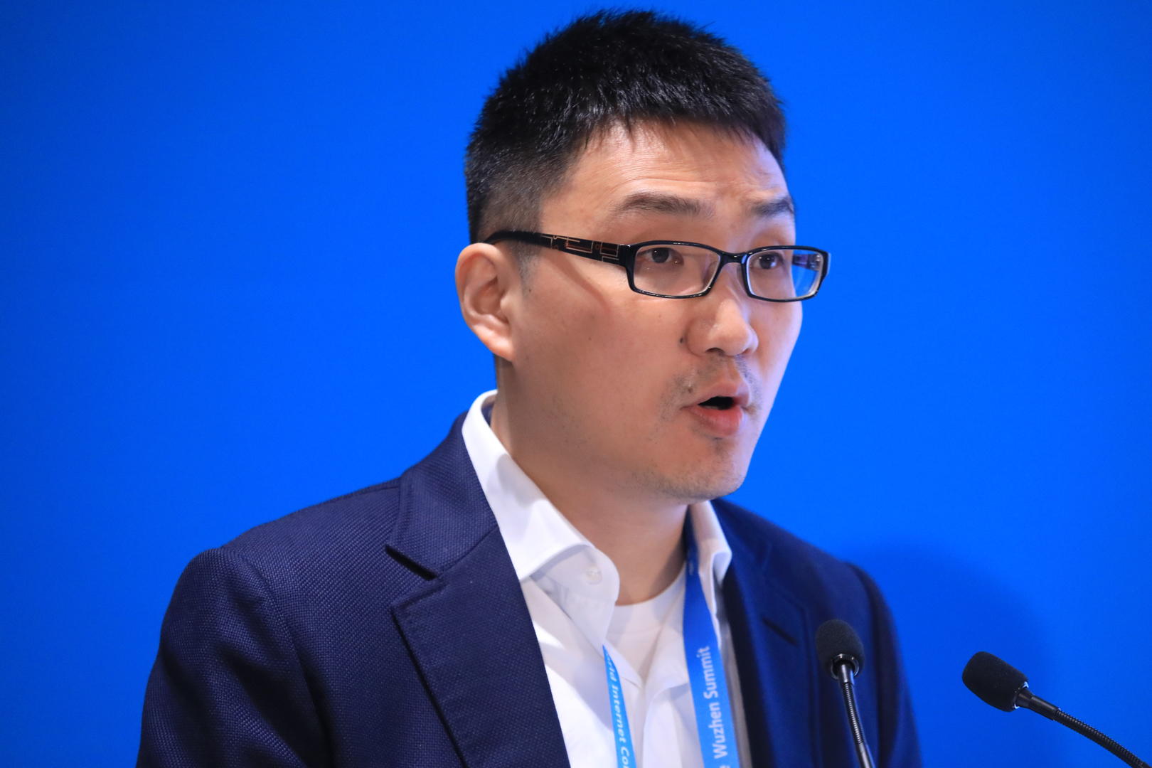 黄峥辞任拼多多董事长后个人财富,拼多多创始人黄峥卸任是怎么玩的