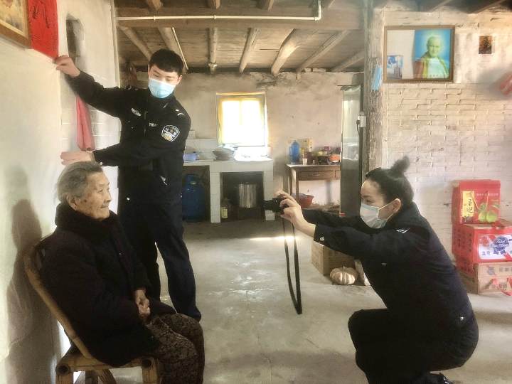户籍民警上门服务受称赞,户籍民警上门服务解民忧