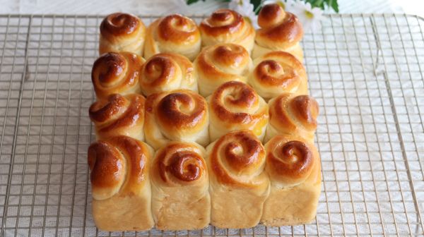 3分钟制作蜂蜜小面包香甜酥软,脆脆底蜂蜜小面包