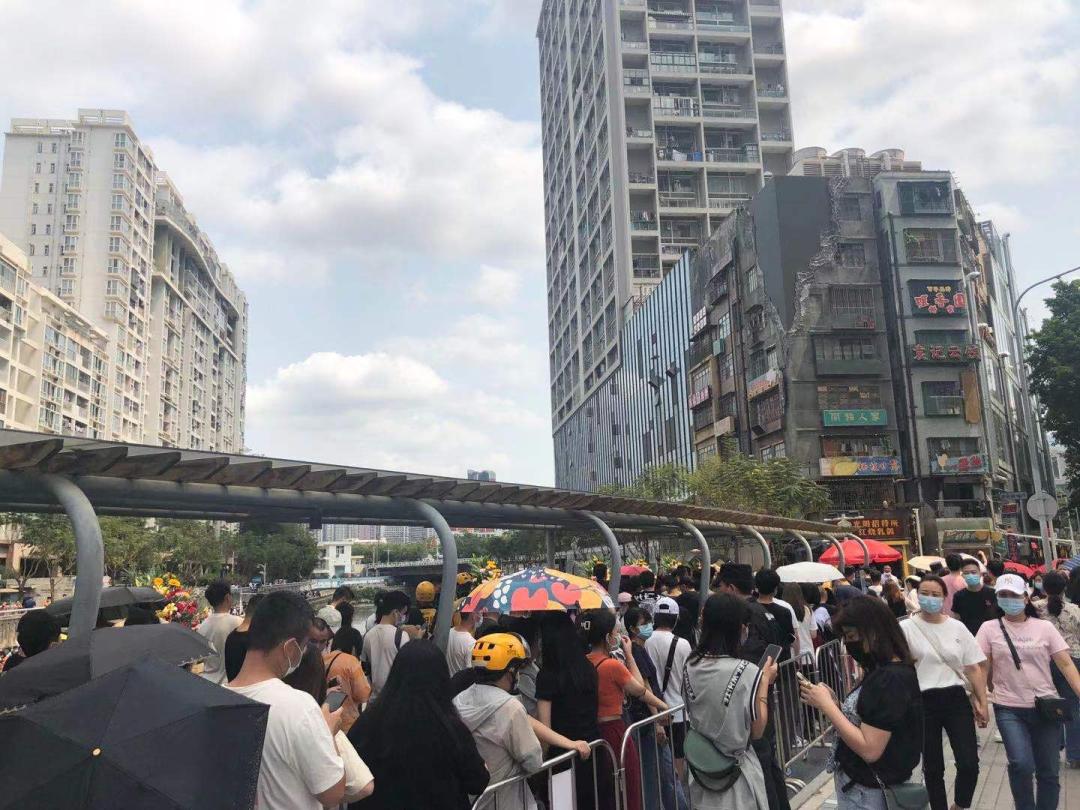 实探丨超5万人排队，深圳文和友刷屏！网红奶茶跑腿费300，网友：看不懂……“大热天”排队背后，是各路资本的新玩法