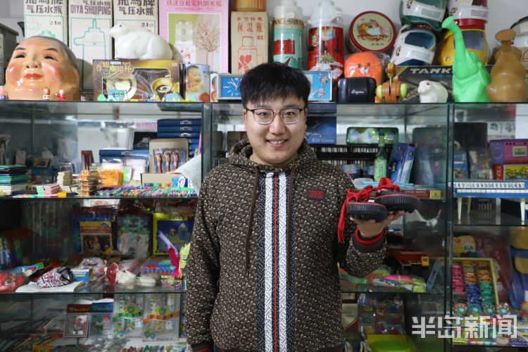 百味人生丨一箱过期方便面能卖3600！青岛小伙攒出“80后时光机”，收藏近6000件老物件