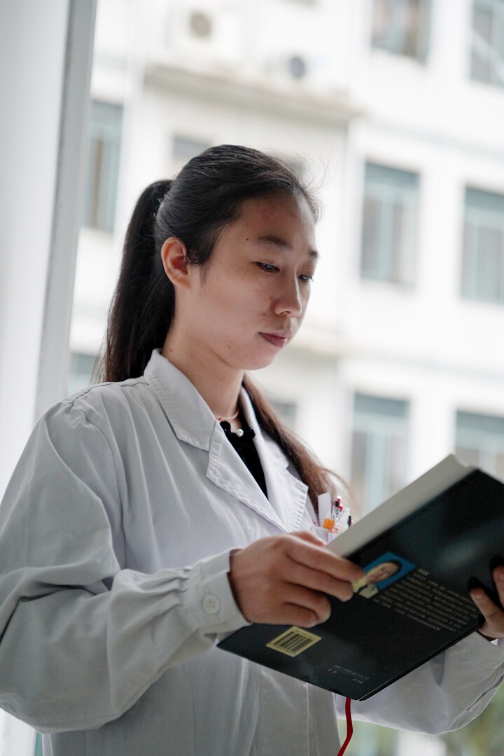 致敬劳动者点赞评论,向劳动者致敬为奋斗者点赞