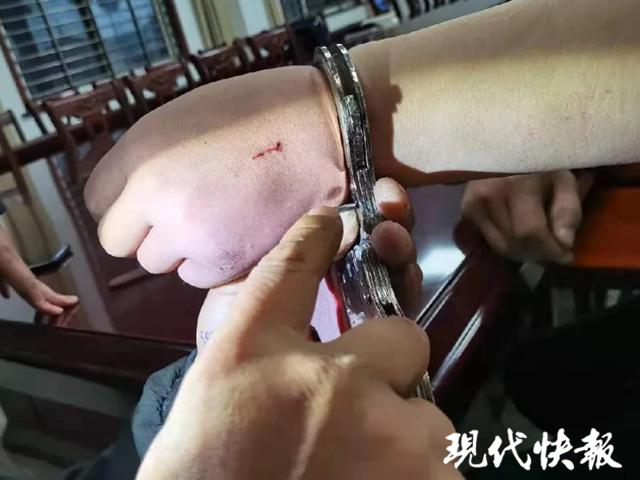 网购*铐手**戴着玩，结果拧断两把钥匙都打不开