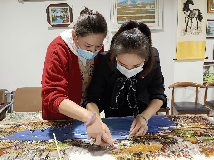 *疆新**和静：“村村有优品”全力助推乡村产业振兴