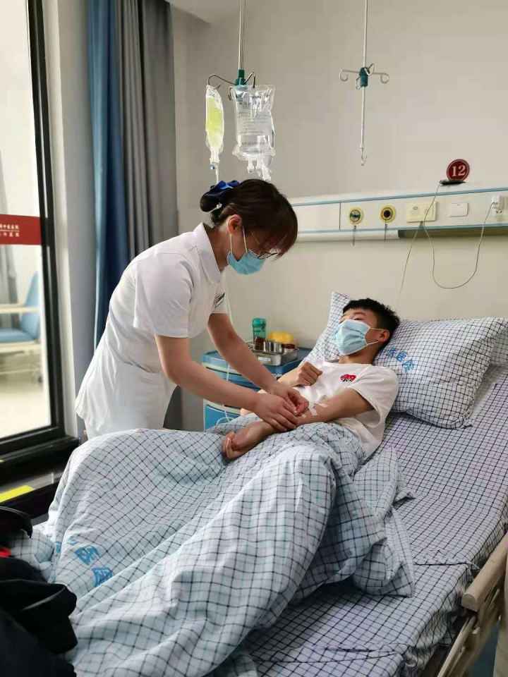 初中男生小便有白色粘稠物怎么办,男生运动后尿液微红