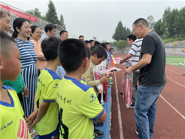 学校足球特色活动发展,足球进校园训练明细