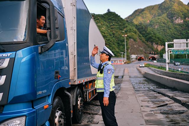 高速交警辅警的一天,高速交警上班的一天