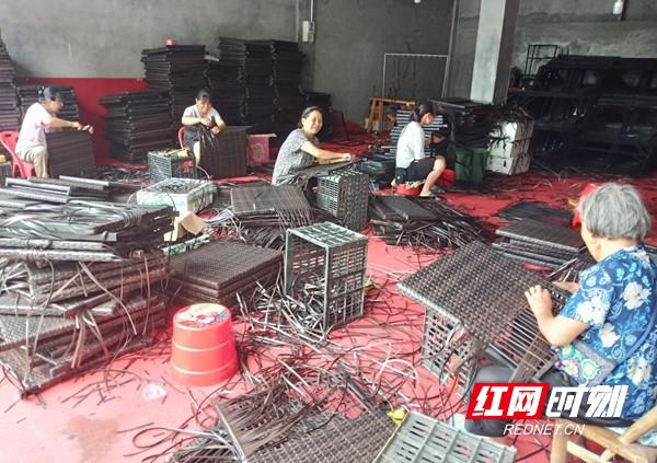 凤凰吉信镇：小草编开启致富新门路