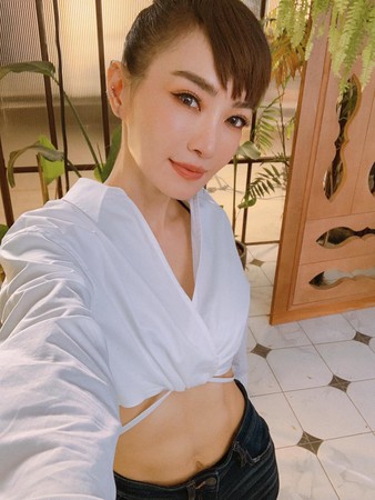 网赞「双眼皮割好美」：介绍一下哪里！谢金燕急阻止…幽默曝真相