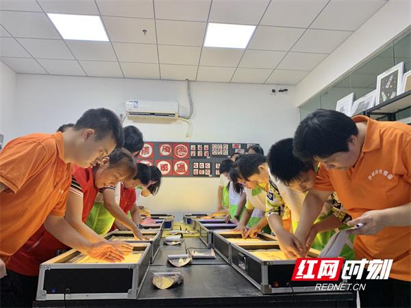 新时代文明实践耀武陵｜白马湖街道用沙画拓展*党**史学习教育