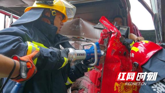 车辆追尾司机被困消防紧急救援,高速路上两车追尾消防紧急救援